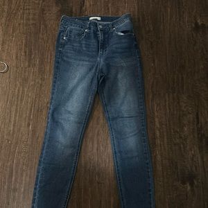 MEDIUM/DARK WASH BLUE JEANS! SIZE: 28